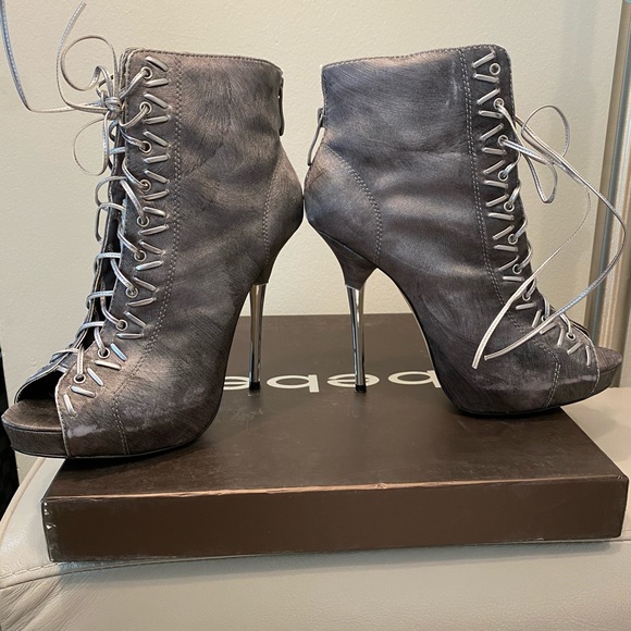 Bebe Kayla Lace Up Satin Spiked Heel Boots Size 9 - Picture 2 of 4